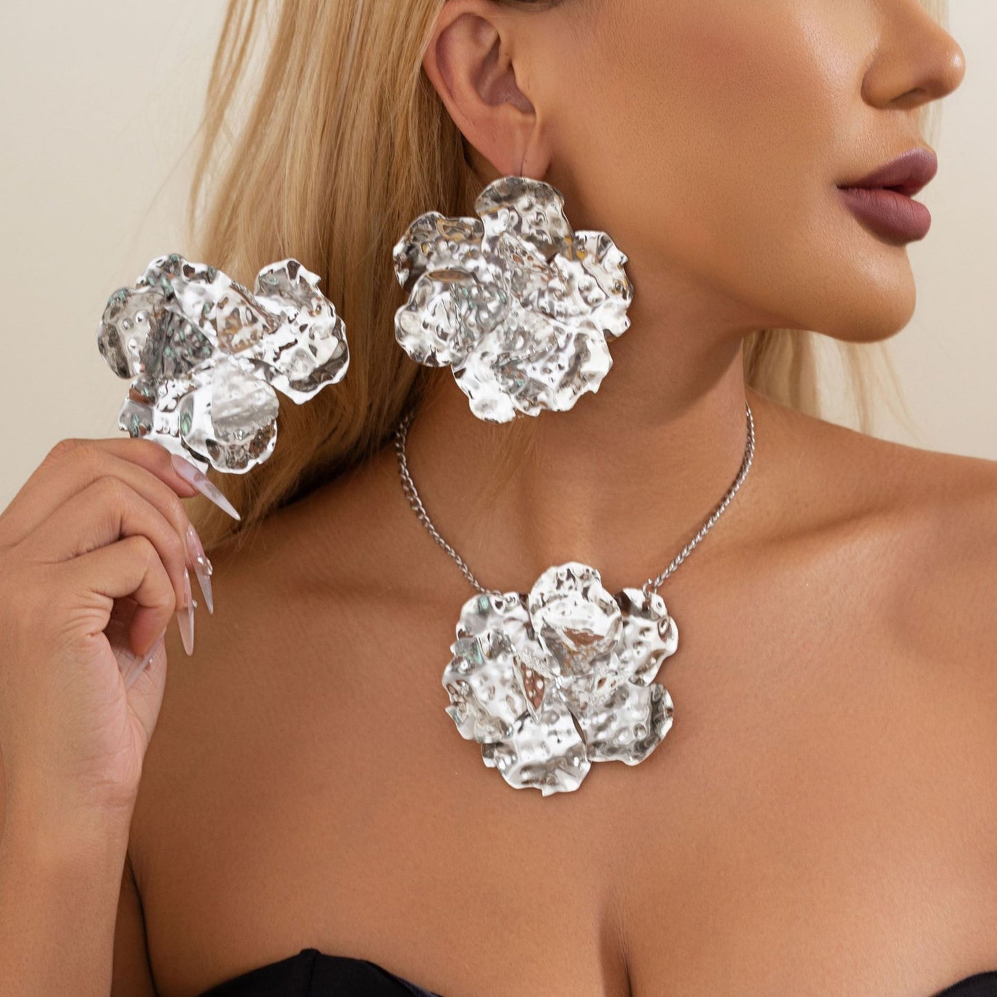 Trendy Hot-Selling Fashion in Europe and America ins Liquid Metal Wrinkled Petal Necklace Unique 3D Large Flower Collarbone Necklace